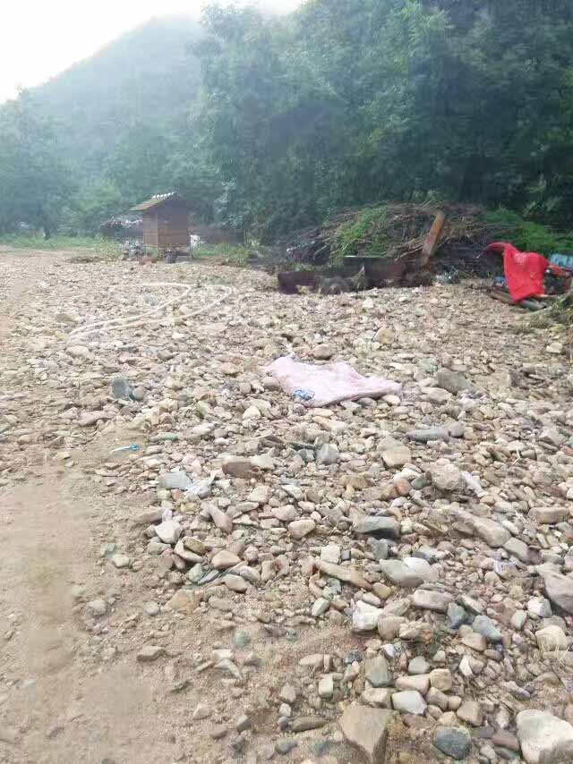 每天村里人聚集于此的長椅 石凳 都沒有了！